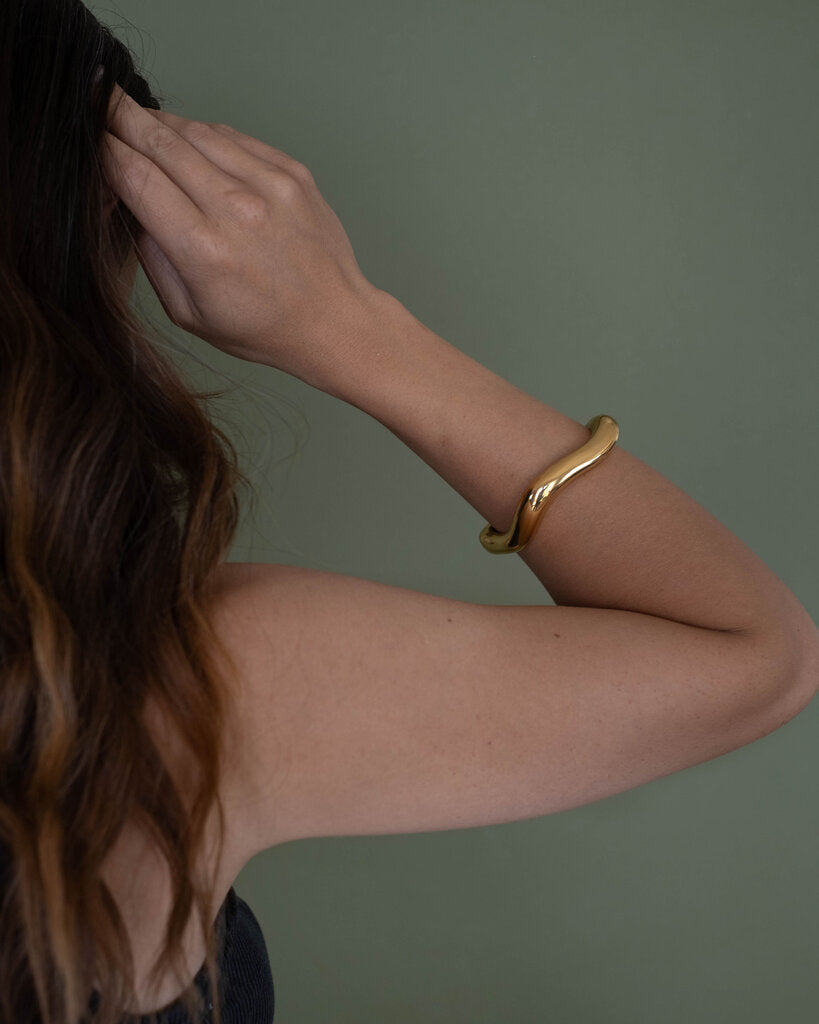 Isla Bold Wavy Bangle