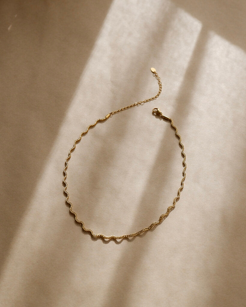 Emmy Wavy Necklace