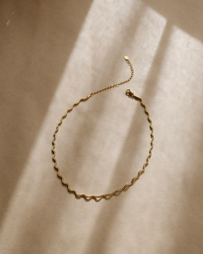Emmy Wavy Necklace