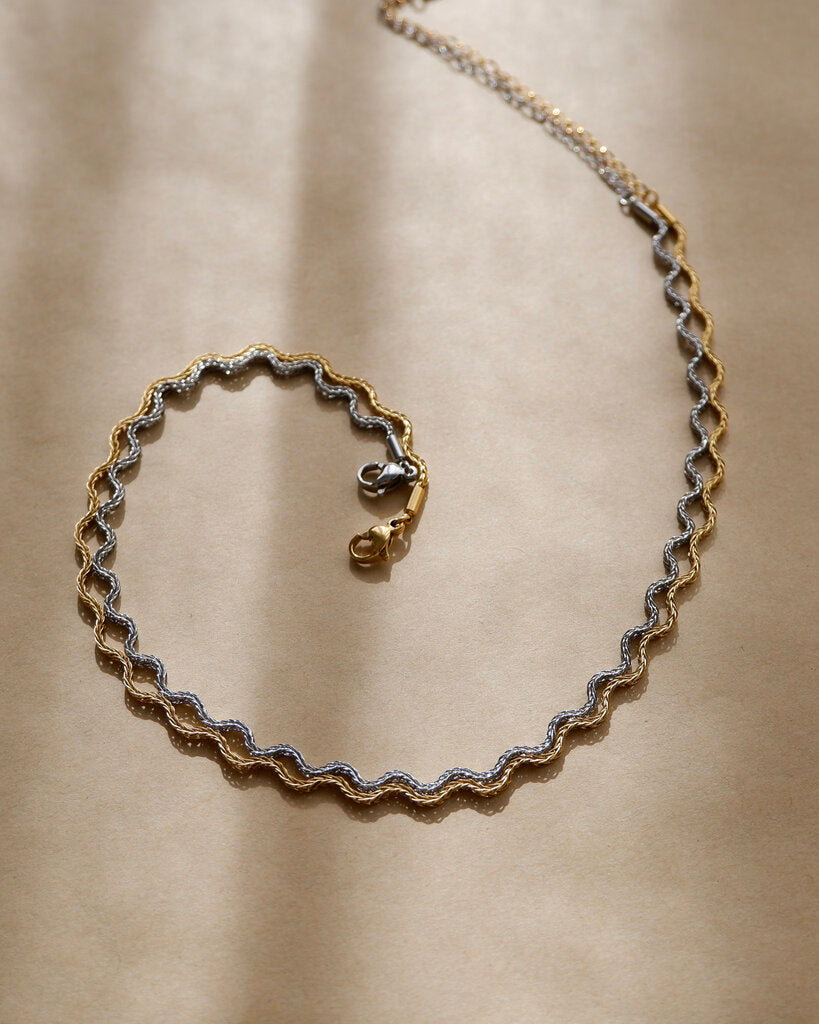 Emmy Wavy Necklace
